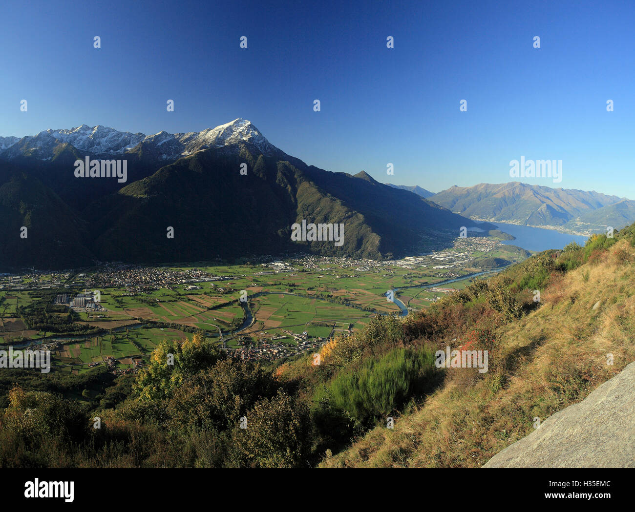 Panorama del Monte Legnone e del Lago di Como in background, la Valtellina, Lombardia, Italia Foto Stock