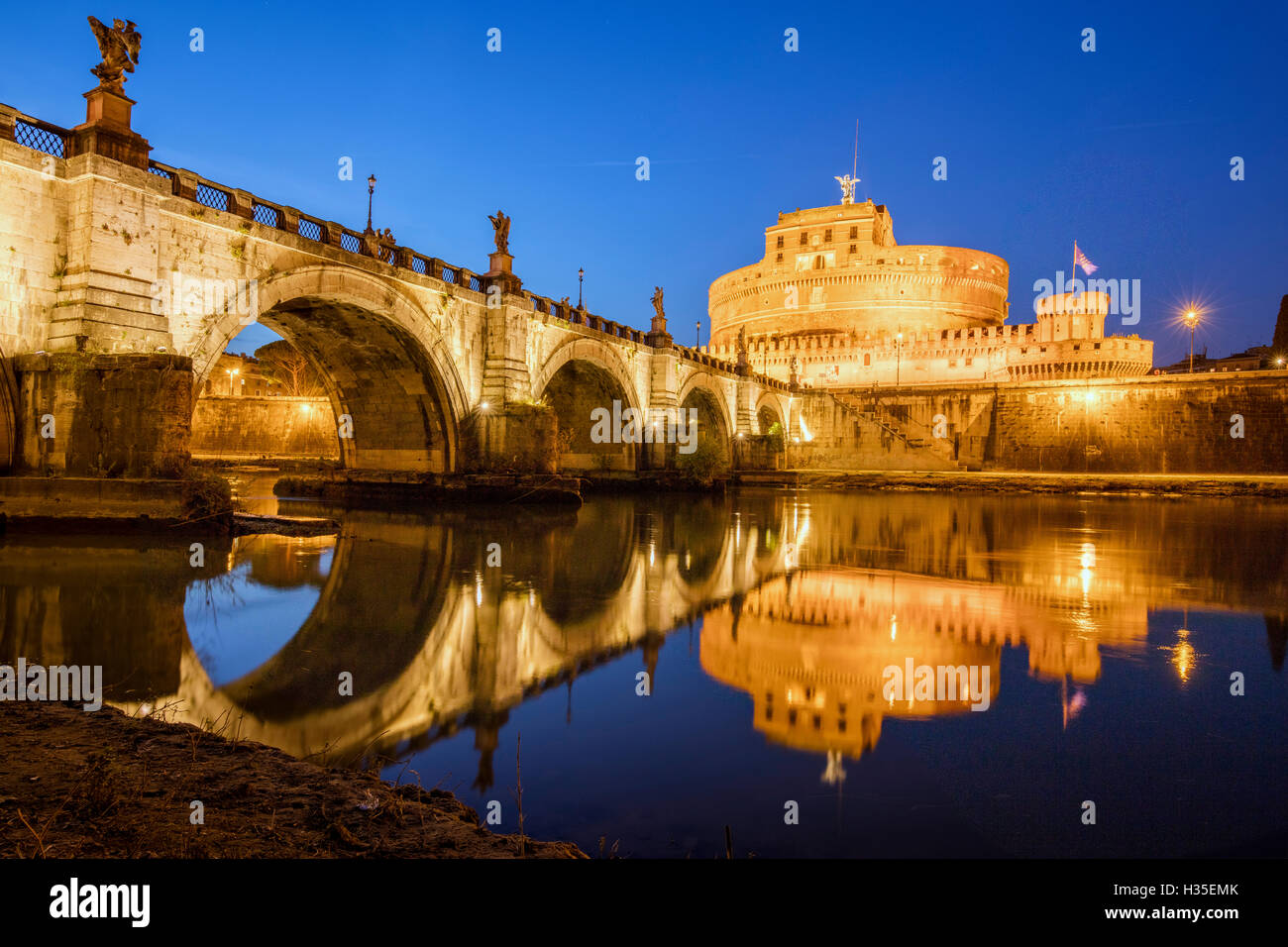 Tramonto su antico palazzo di Castel Sant'Angelo con le statue degli angeli sul ponte sul fiume Tevere, UNESCO, Roma, lazio, Italy Foto Stock