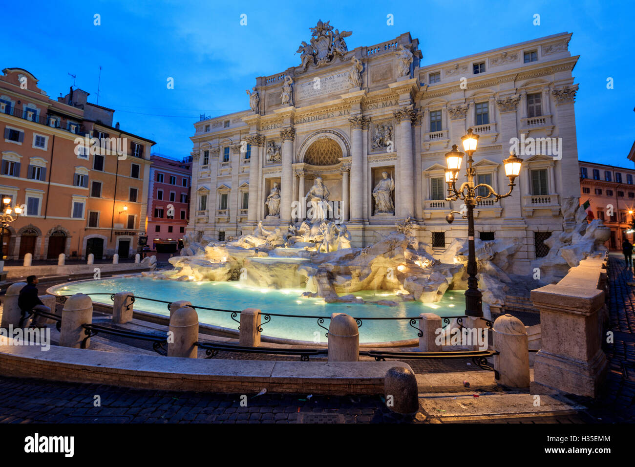 Vista della Fontana di Trevi illuminata da lampade stradali e le luci del tramonto, Roma, lazio, Italy Foto Stock