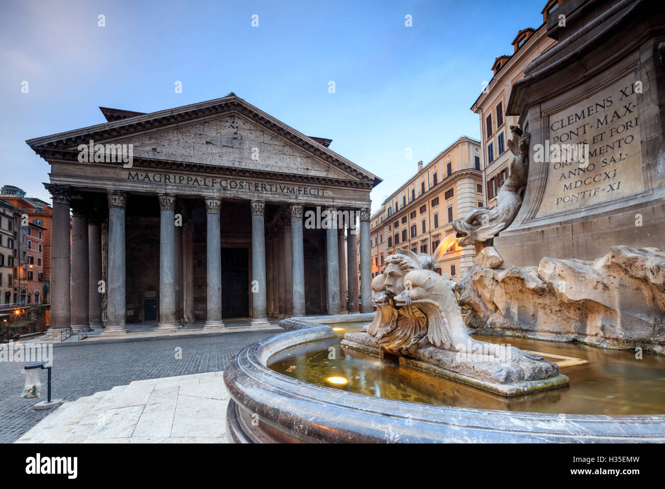 Vista della vecchia Il Pantheon è un edificio a pianta circolare con un portico di granito colonne corinzie e fontane, UNESCO, Roma, lazio, Italy Foto Stock