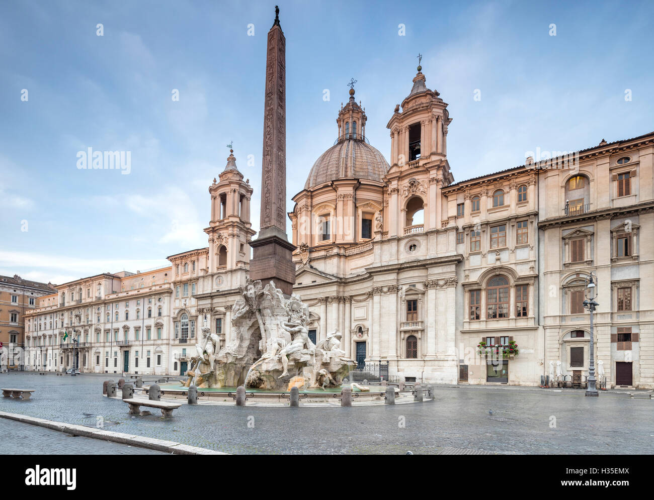 Vista di Piazza Navona con la Fontana dei Quattro Fiumi e l'obelisco egizio al centro, Roma, lazio, Italy Foto Stock