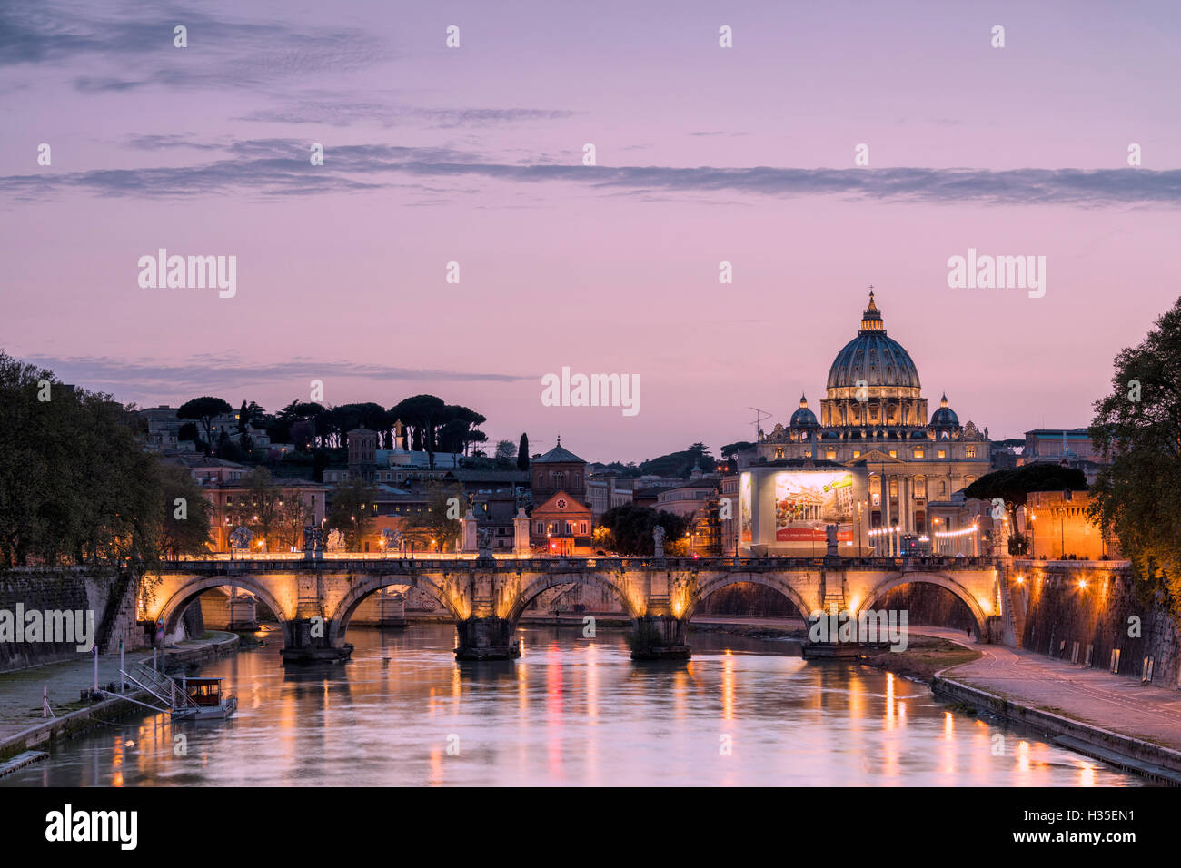 Le luci del tramonto sul fiume Tevere con Ponte Umberto I e la Basilica di San Pietro sullo sfondo, Roma, lazio, Italy Foto Stock