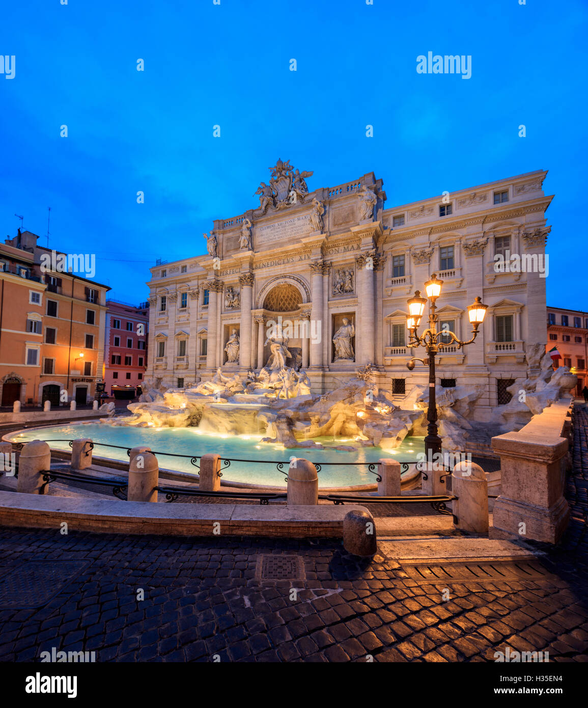 Panorama di Fontana di Trevi illuminata da lampade stradali e le luci al crepuscolo, Roma, lazio, Italy Foto Stock