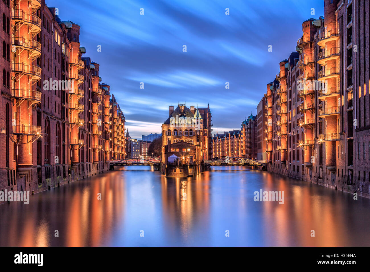 Blu crepuscolo e le luci sono riflesse in Poggenmohlenbrucke con castello d'acqua tra ponti, Altstadt, Amburgo, Germania Foto Stock