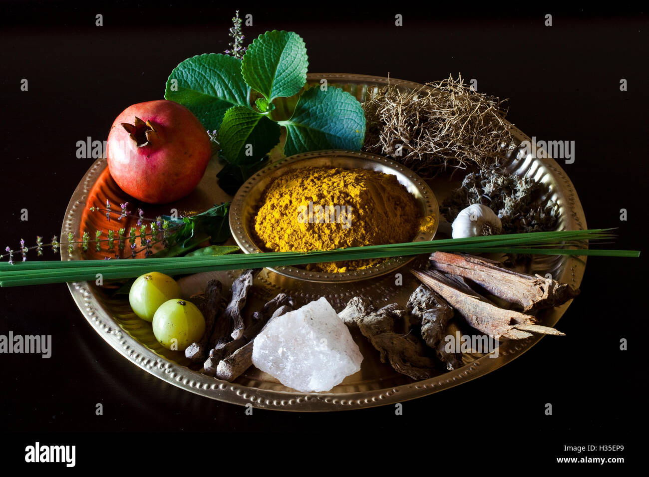 Diverse spezie indiane sul display a Swaswara, Karnataka, India Foto Stock