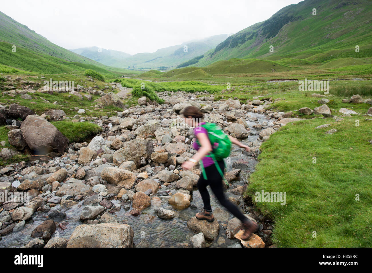 Il Trekking lungo la valle Mickeldon in grande Langdale verso Bowfell nel Parco Nazionale del Distretto dei Laghi, Cumbria, England, Regno Unito Foto Stock