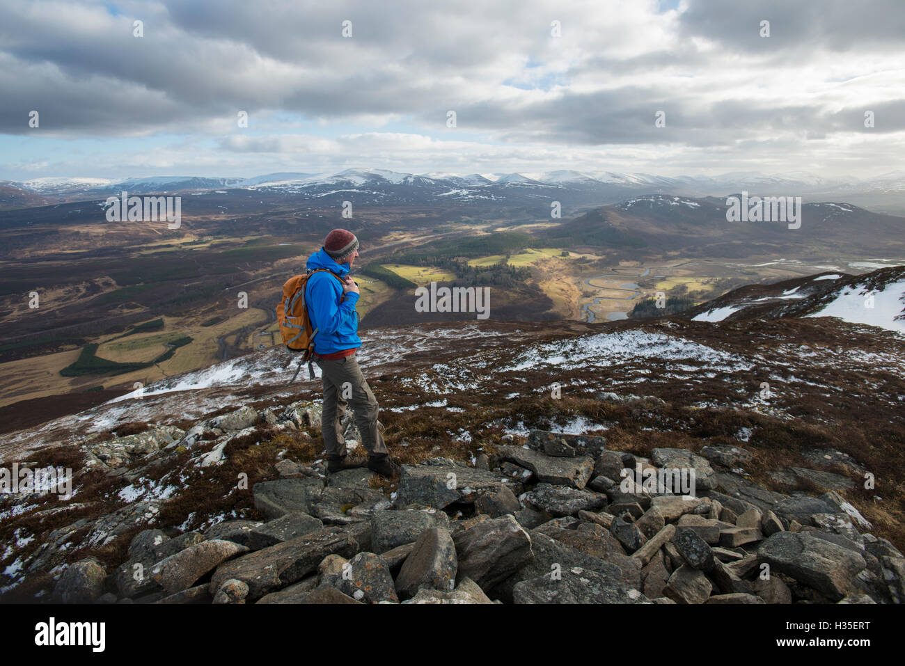 Una vista attraverso la Cairngorms dalla sommità del Creag Dubh vicino a Newtonmore, Cairngorms National Park, Scotland, Regno Unito Foto Stock