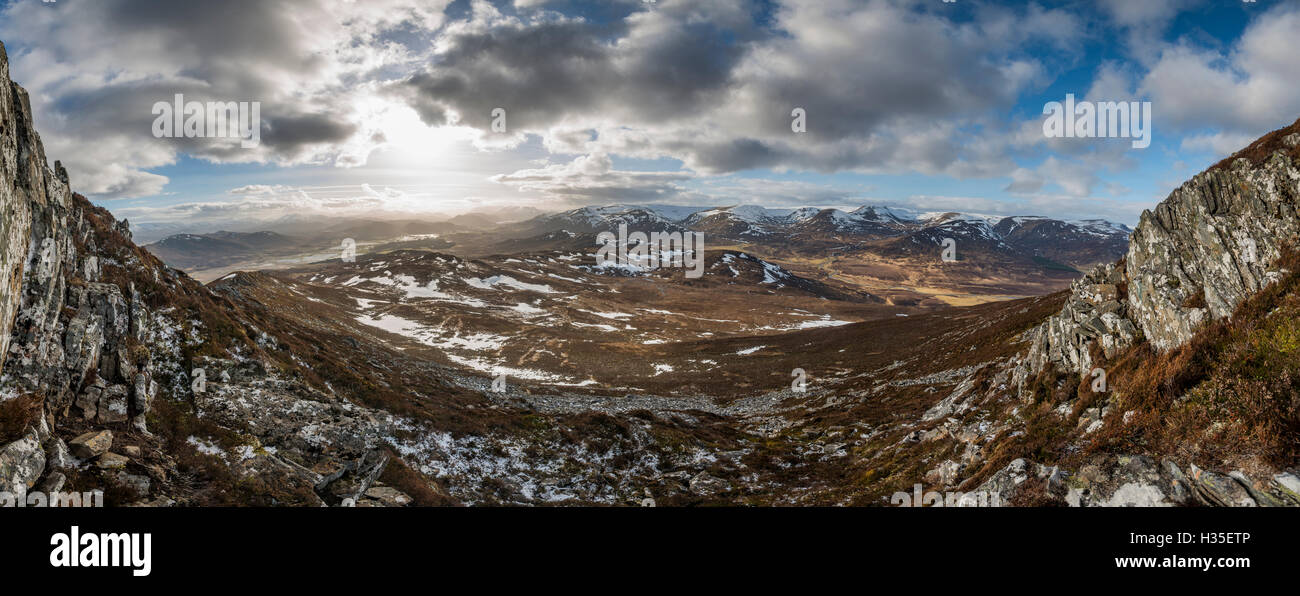 Una vista attraverso la Cairngorms in Scozia dalla sommità del Creag Dubh vicino a Newtonmore, Cairngorms National Park, Scotland, Regno Unito Foto Stock