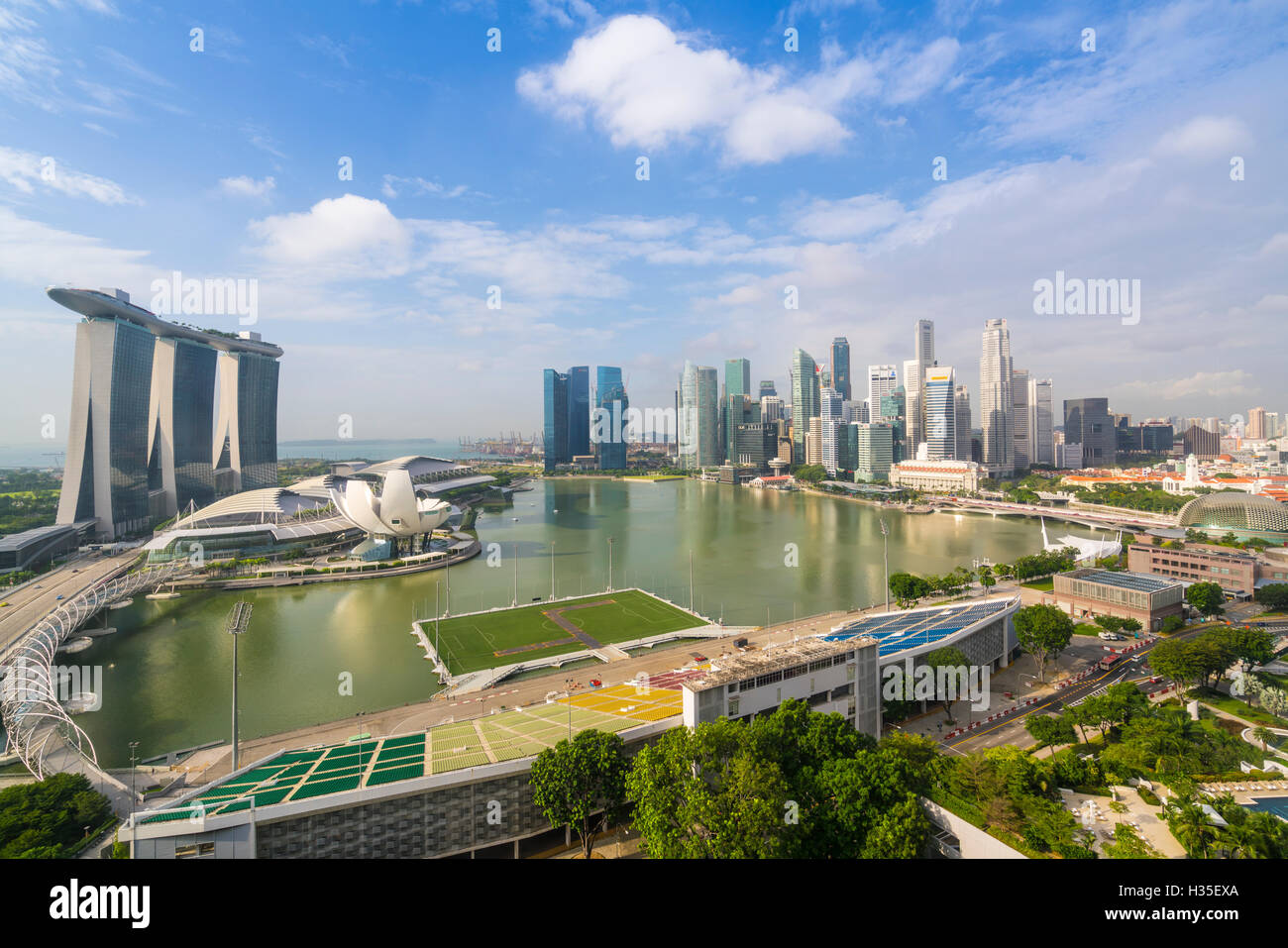 Vista sullo skyline di Singapore intorno a Marina Bay, ArtScience Museum e grattacieli del quartiere finanziario, Singapore Foto Stock