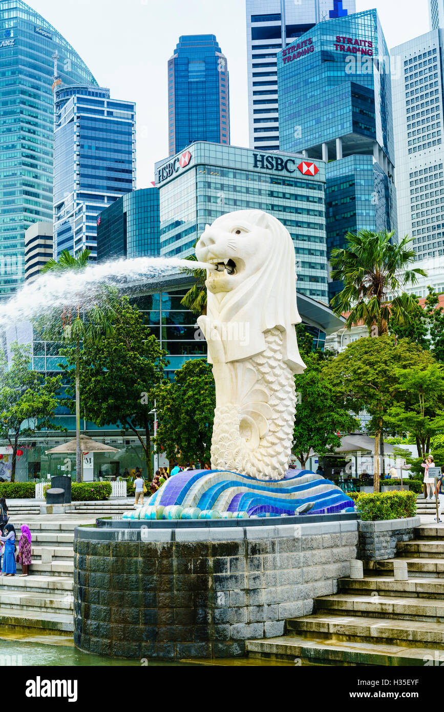 Statua Merlion, il simbolo nazionale di Singapore e il suo più famoso punto di riferimento, il Parco Merlion, Marina Bay, Singapore Foto Stock