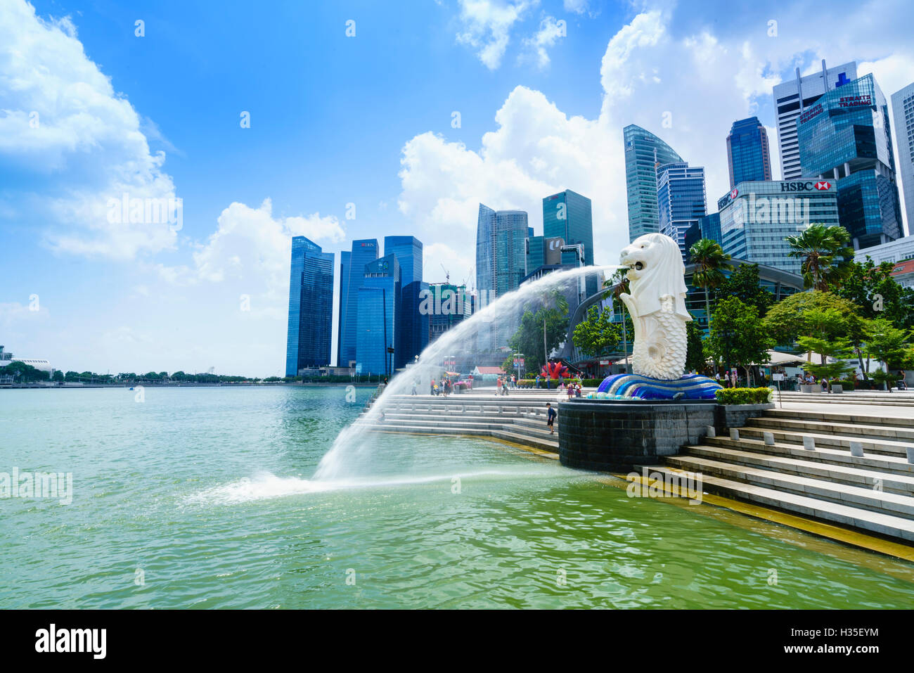 Statua Merlion, il simbolo nazionale di Singapore e il suo più famoso punto di riferimento, il Parco Merlion, Marina Bay, Singapore Foto Stock
