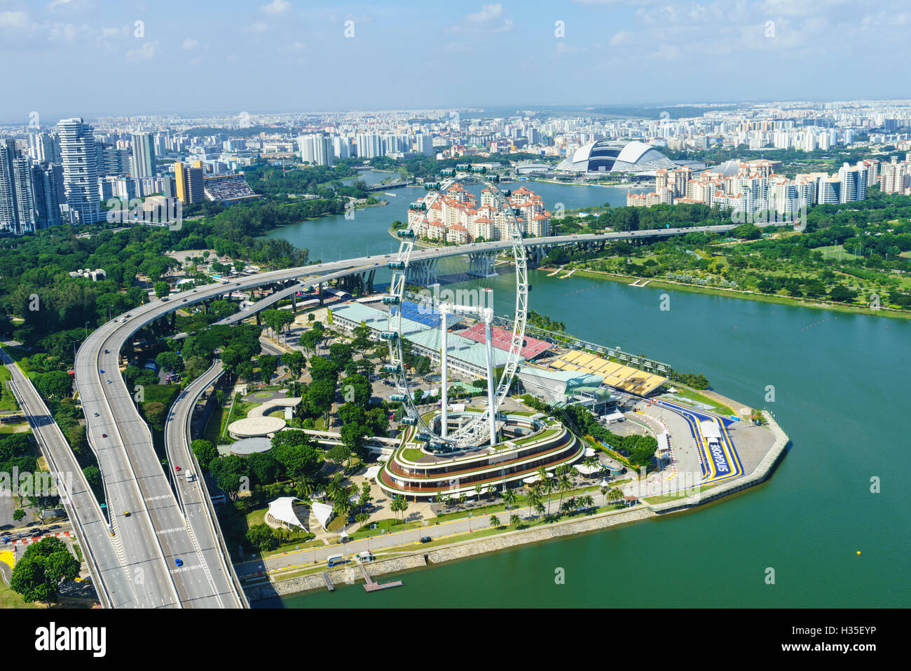 Alta Vista su Singapore con il Singapore Flyer ruota panoramica Ferris e ECP expressway, Singapore Foto Stock