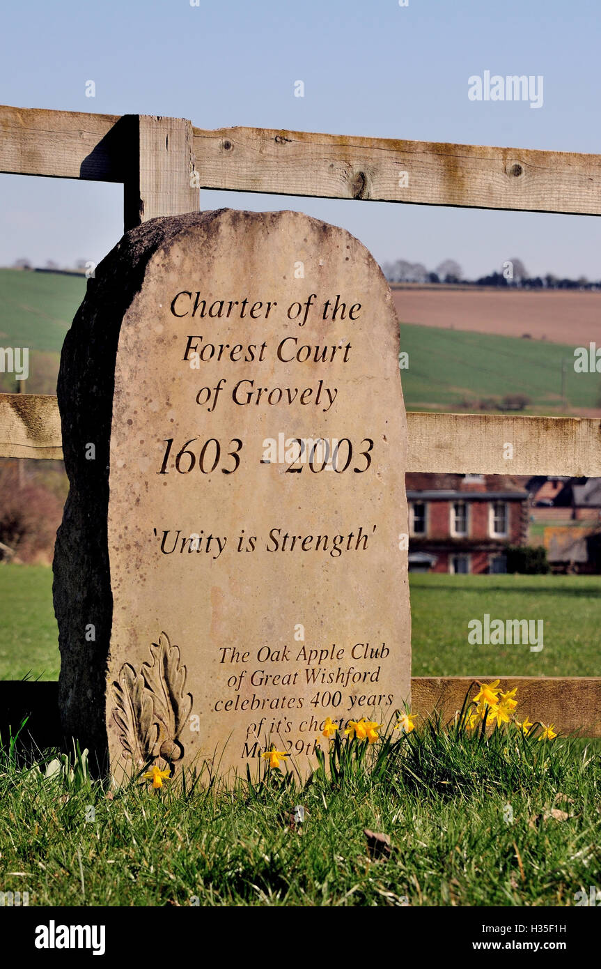 Pietra di anniversario per celebrare i 400 anni di storia della quercia Apple Club di grande Wishford. Foto Stock