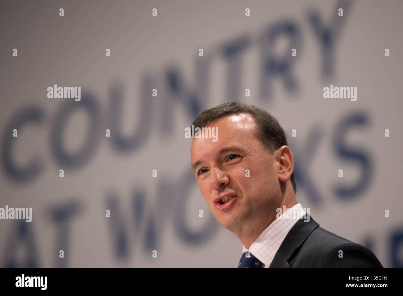 Il segretario di Stato per il Galles Alun Cairns parla del terzo giorno del congresso del partito conservatore e all'ICC in Birmingham. Foto Stock