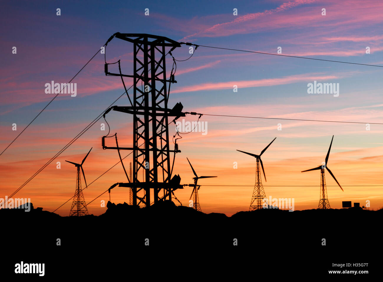 Andalusia, Spagna. Una vista generale del campo del mulino durante il tramonto . Pak@ Mera Foto Stock