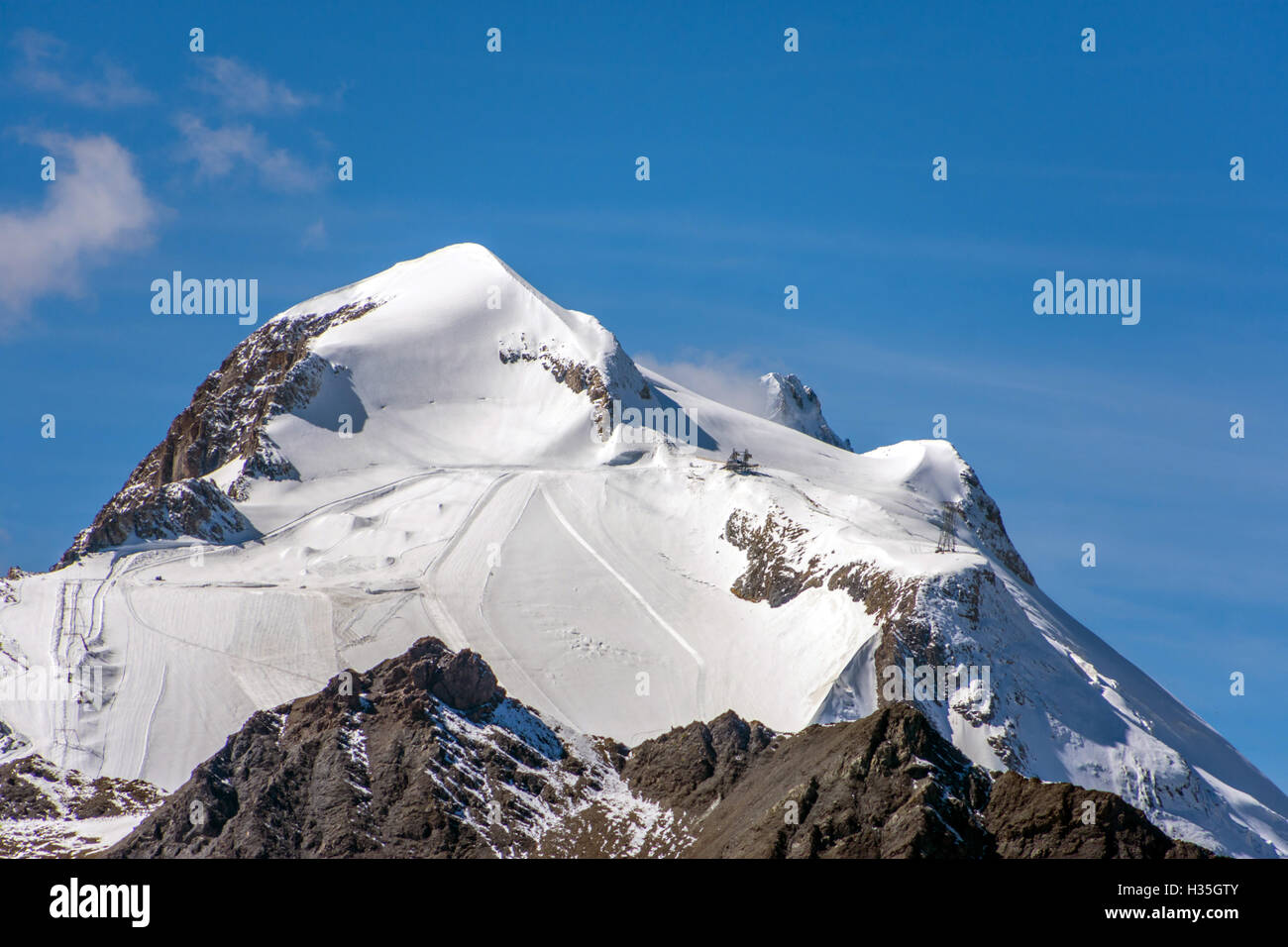 Vista in lontananza Grande Motte di montagna e di sci, a Tignes, Francia Foto Stock