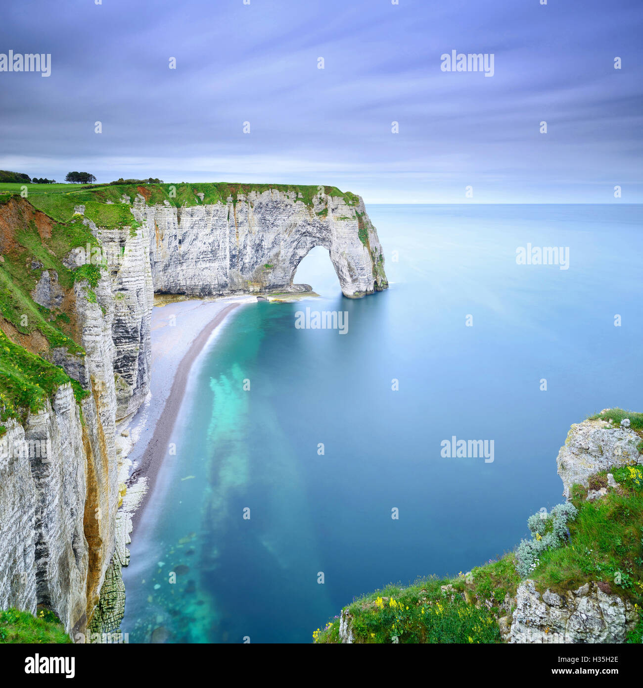 Etretat, la Manneporte roccia naturale arch meraviglia, Cliff e spiaggia. Fotografie con lunghi tempi di esposizione. La Normandia, Francia. Foto Stock