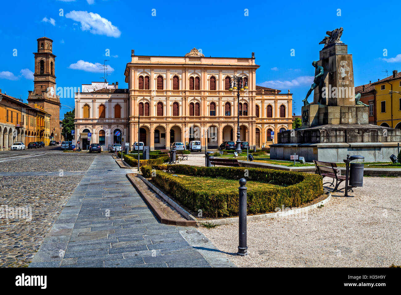 Emilia Romagna Novellara Piazza Cesare Battisti e la rocca a sinistra Foto Stock