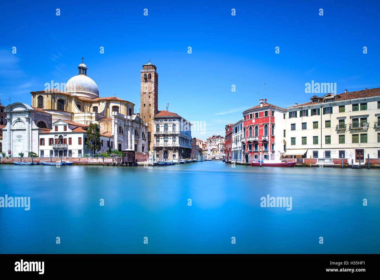 Sul Canal Grande a Venezia, San Geremia chiesa landmark. L'Italia, l'Europa. Fotografie con lunghi tempi di esposizione. Foto Stock