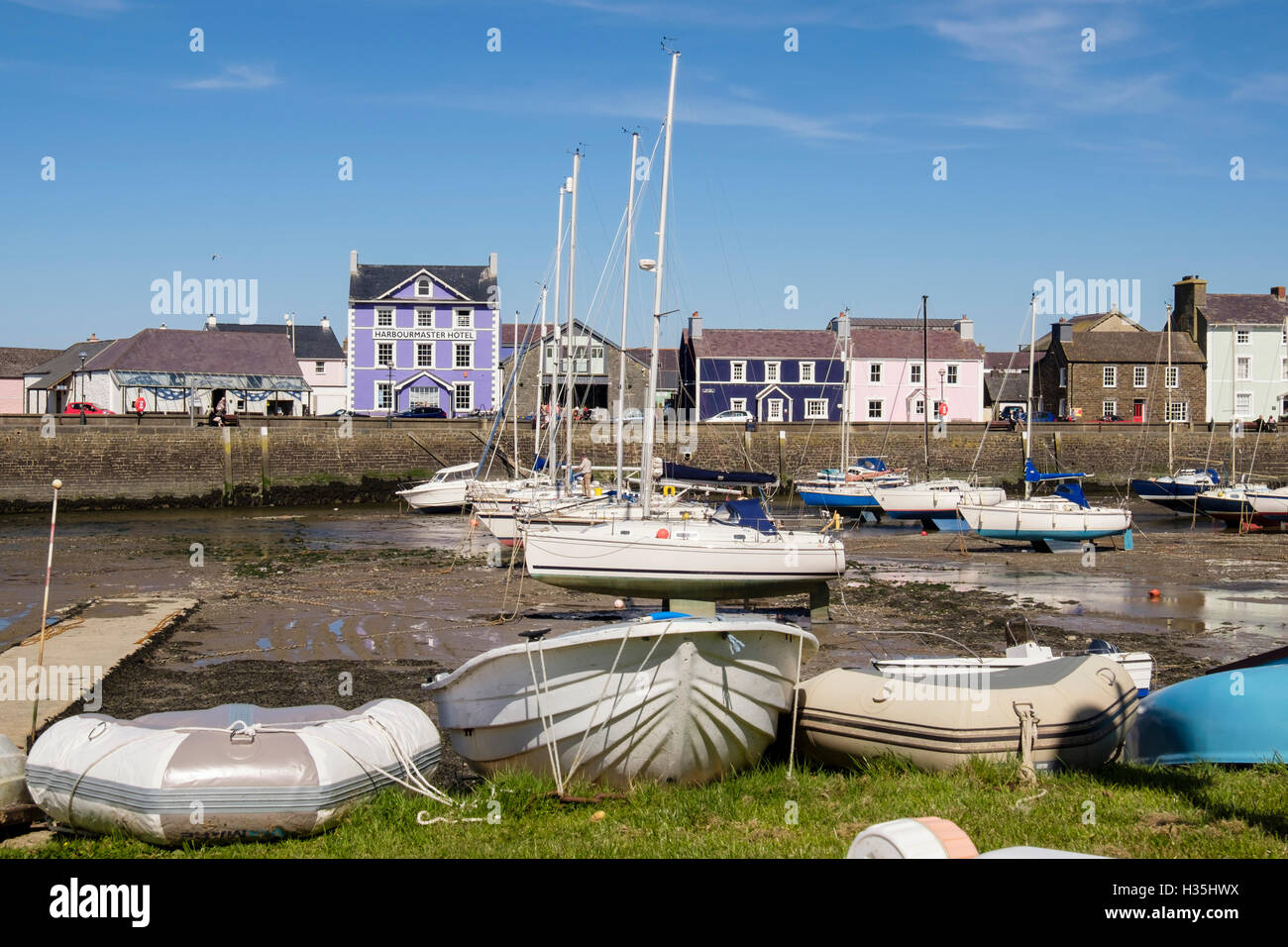 Stile Regency case che si affacciano su barche ormeggiate in porto sulla Afon Aeron fiume. Aberaeron, Ceredigion, Wales, Regno Unito, Gran Bretagna Foto Stock