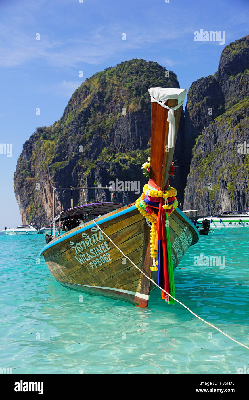 Longboat a Maya Bay, Phi Phi Leh island, Thailandia Foto Stock