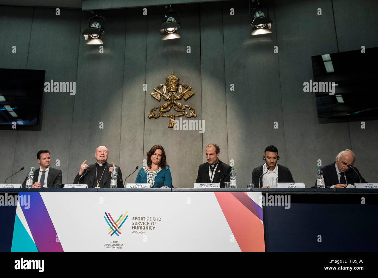 Città del Vaticano il Vaticano. 04 ott 2016. 'Sport al servizio dell'Umanità" conferenza stampa, presso il Vaticano Premere Centro, nella Città del Vaticano il Vaticano nel mese di ottobre 04, 2016. Vaticano ospiterà il primo 'Sport al servizio dell'Umanità" Conferenza con Papa Francesco programmati per partecipare alla cerimonia di apertura Mercoledì 5 Ottobre, 2016, insieme con il segretario generale delle Nazioni Unite Ban Ki-moon e il Comitato olimpico internazionale il presidente Thomas Bach. Credito: Giuseppe Ciccia/Pacific Press/Alamy Live News Foto Stock