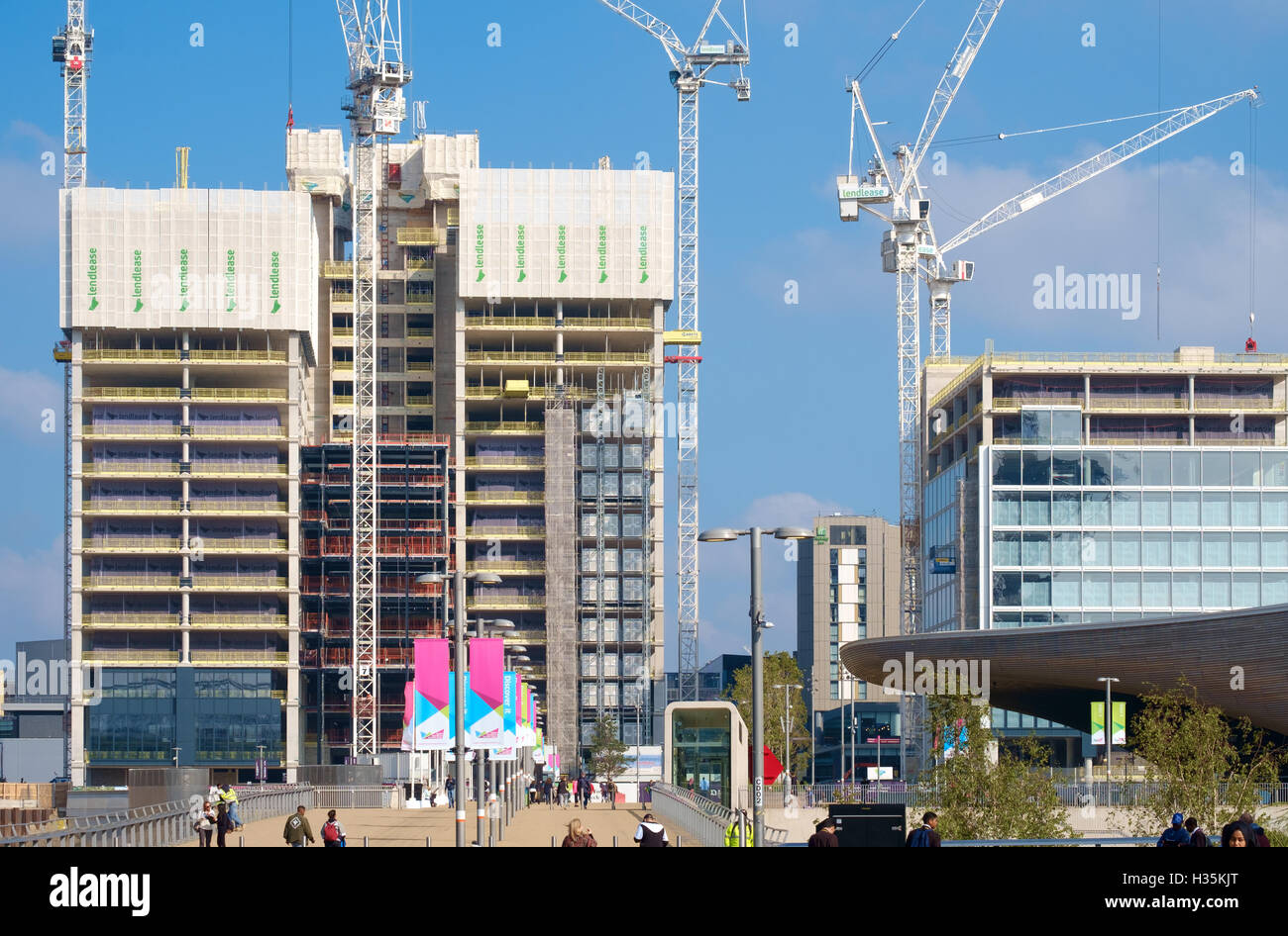 La sede centrale di edifici per i trasporti di Londra e il comportamento finanziario competente in costruzione in Stratford Olympic Park Foto Stock