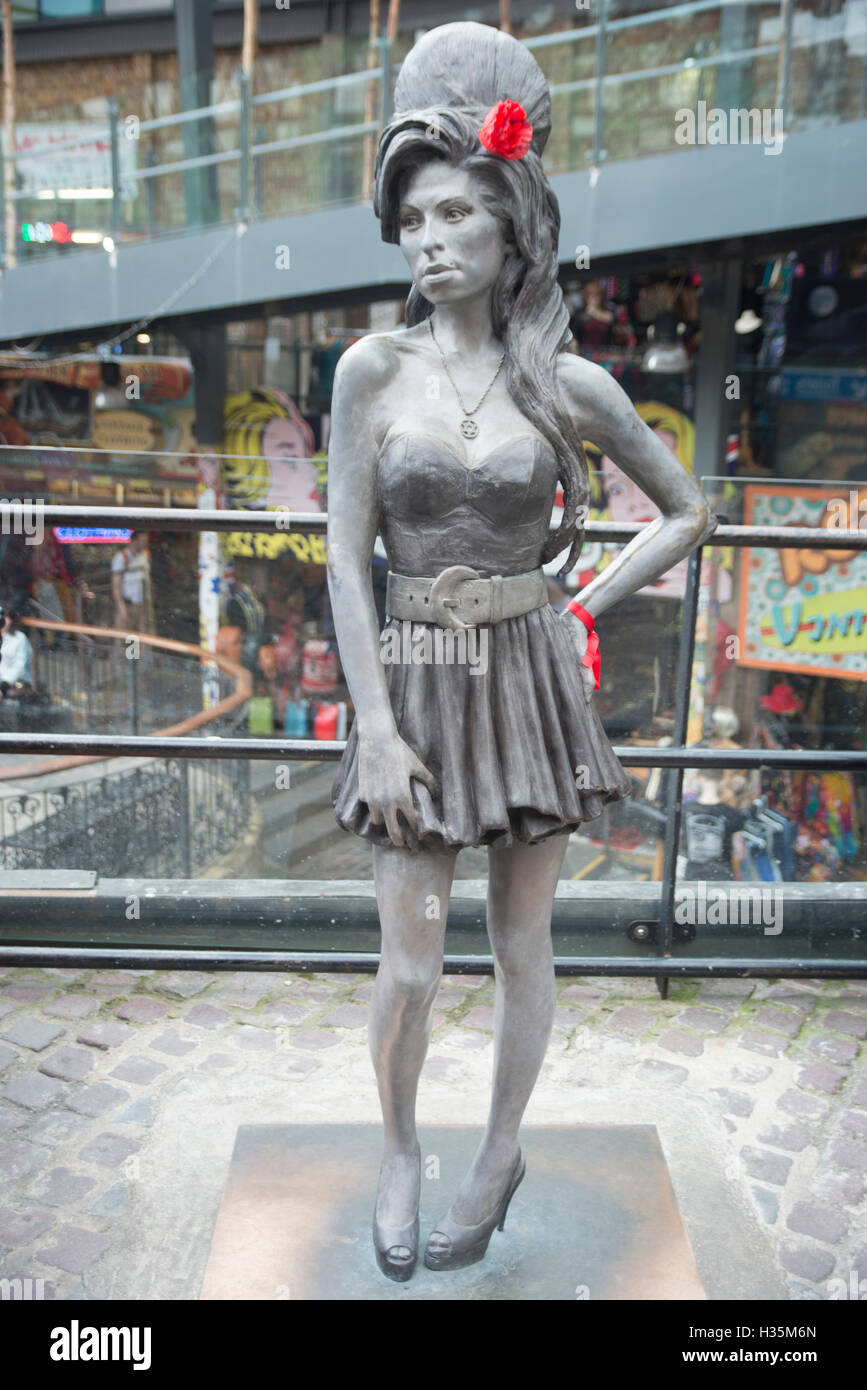 Dimensioni di vita statua della fine del cantante Amy Winehouse, da Scott Eaton, Camden Lock, London, NW1, Inghilterra. Foto Stock