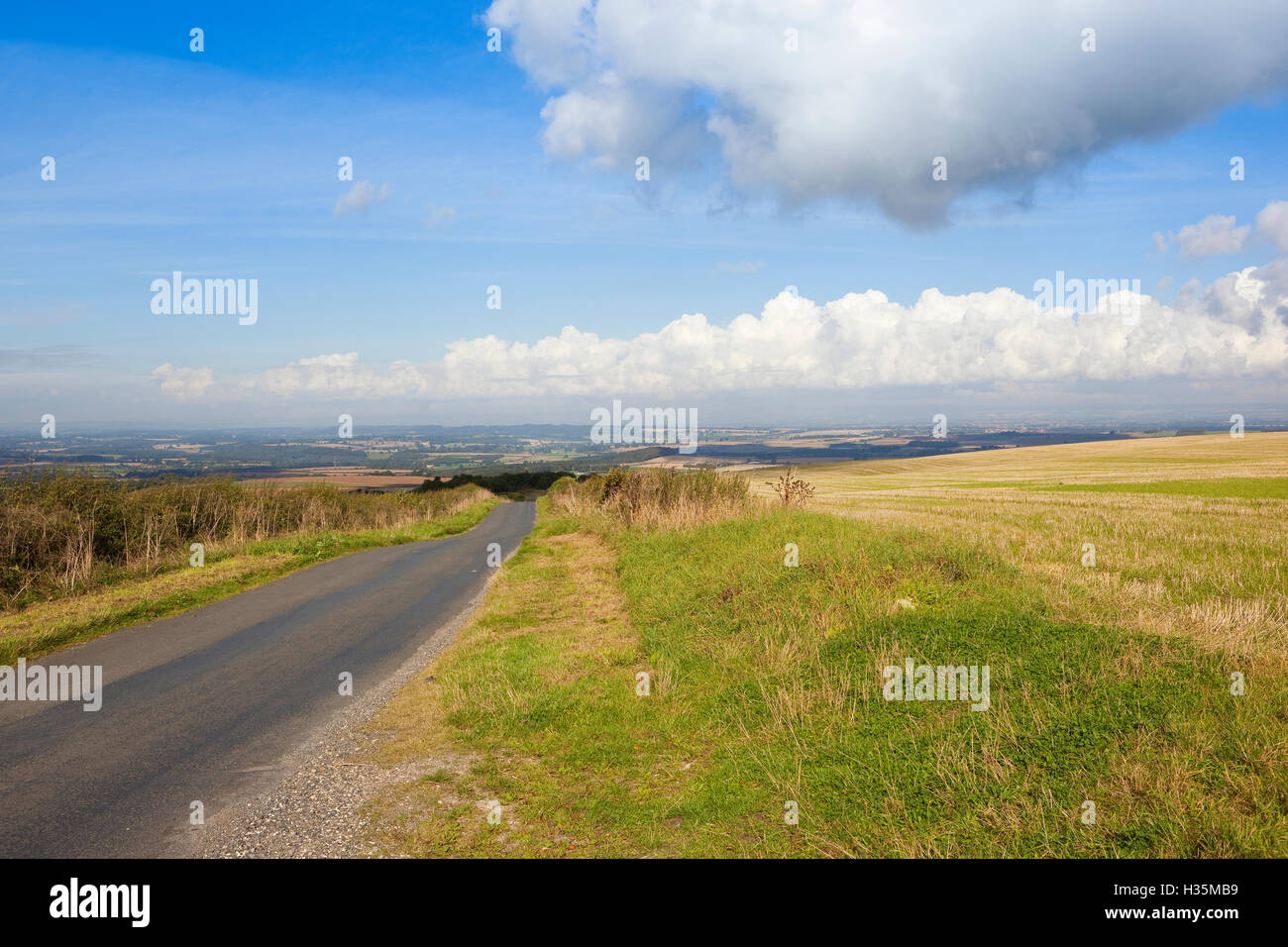 Guardando verso la città di Malton da una strada rurale campo alta sul Yorkshire wolds su una bella giornata autunnale.farmland sky Foto Stock