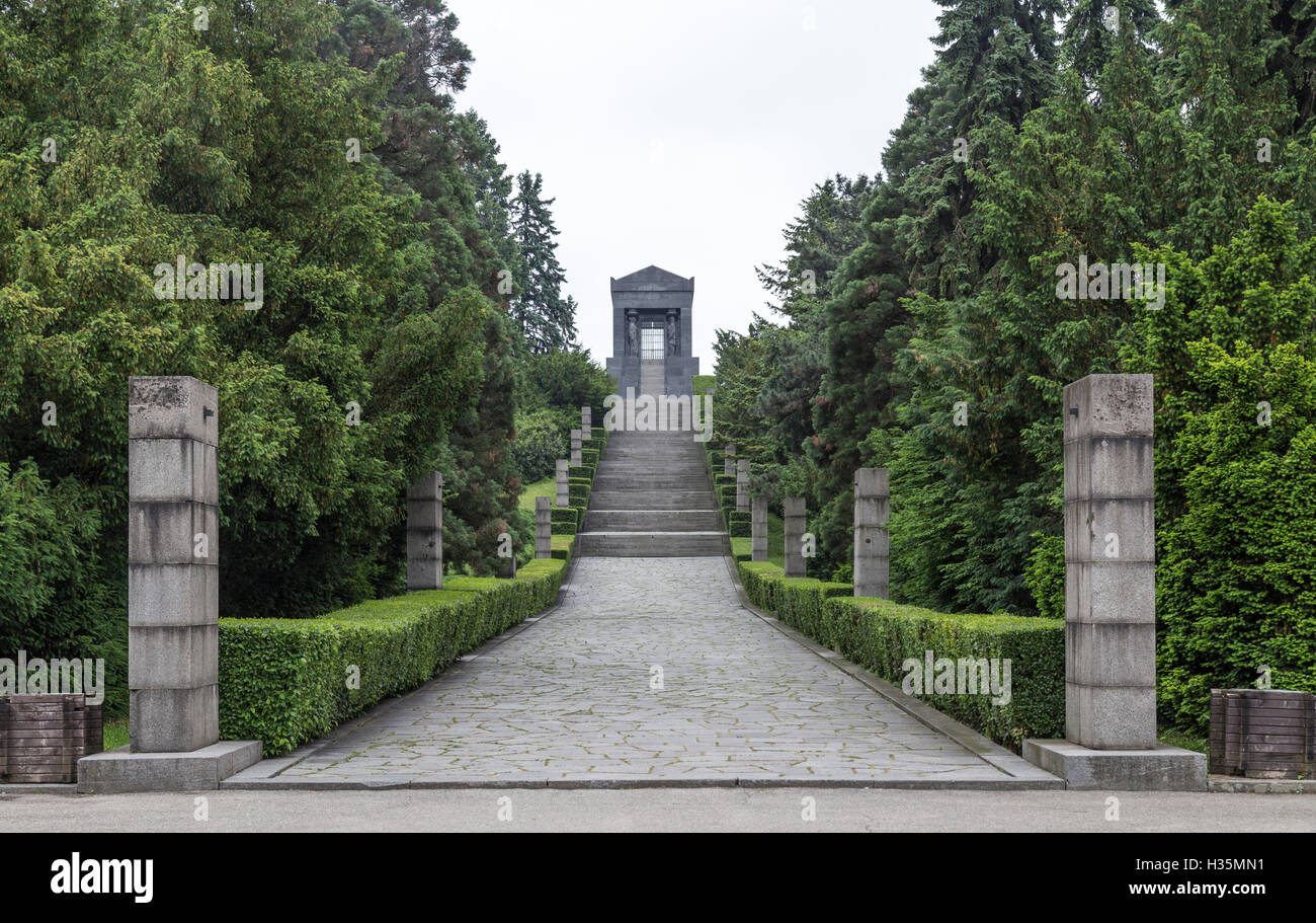 La Serbia il 'Monument all'Ignoto eroe della I Guerra Mondiale , che si trova sul Monte Avala, vicino a Belgrado, e disegnato da Ivan Mestrovic. Foto Stock