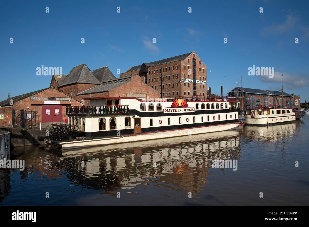 Gloucester Docks Gloucestershire Inghilterra imbarcazioni commerciali accanto al bacino principale di questi storici Gloucester Docks Foto Stock