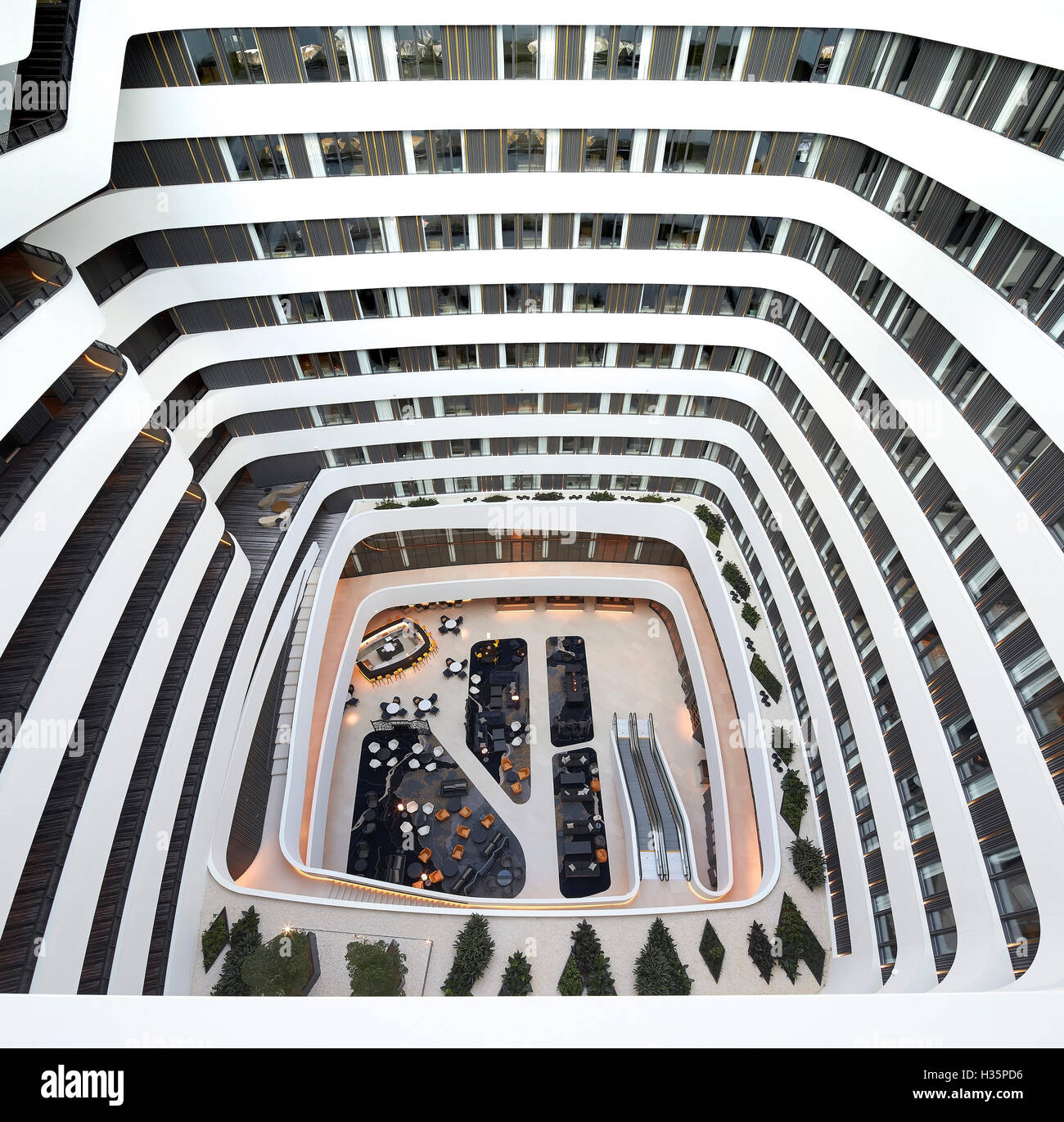 Ingresso al piano terra vista dal di sopra. Hilton Amsterdam Airport Schiphol, Amsterdam, Paesi Bassi. Architetto: Mecanoo Foto Stock