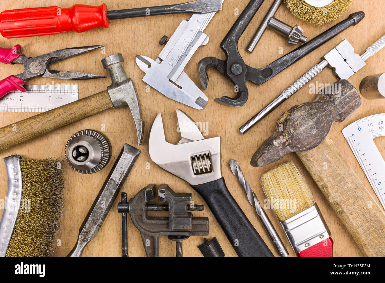 Vecchi strumenti di lavoro per la casa di ristrutturazione su sfondo di legno Foto Stock