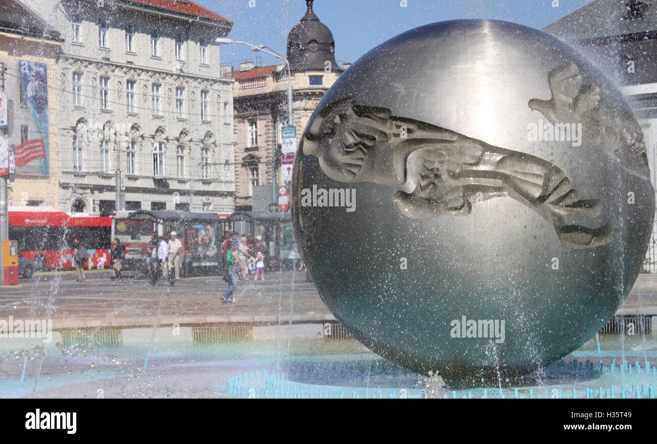 Fontana pianeta della pace (Fontána Planéta mieru) Bratislava nella parte anteriore del Palazzo Grassalkovich o Presidental palace Foto Stock