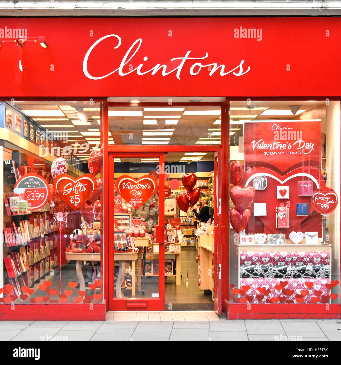 Clintons UK greeting card negozio di vendita al dettaglio anteriore & Rivenditori negozio vetrine promozione commerciale annuale il giorno di San Valentino di amore & prodotti romantica Foto Stock