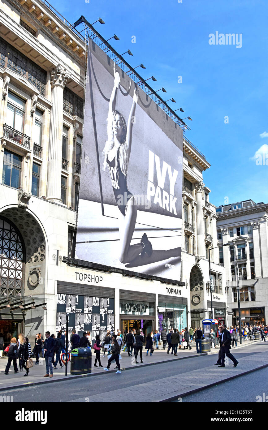 Grande poster sopra Topshop negozio di abbigliamento in London West End Oxford Street Regno Unito promozione Parco Edera marchio moda joint venture tra Topshop & Beyonce Foto Stock