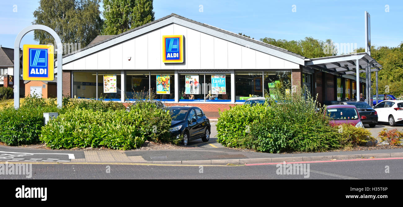 Aldi Supermercato UK shopping negozio di fronte e parcheggio gratuito per auto a Tamworth Staffordshire Inghilterra Foto Stock