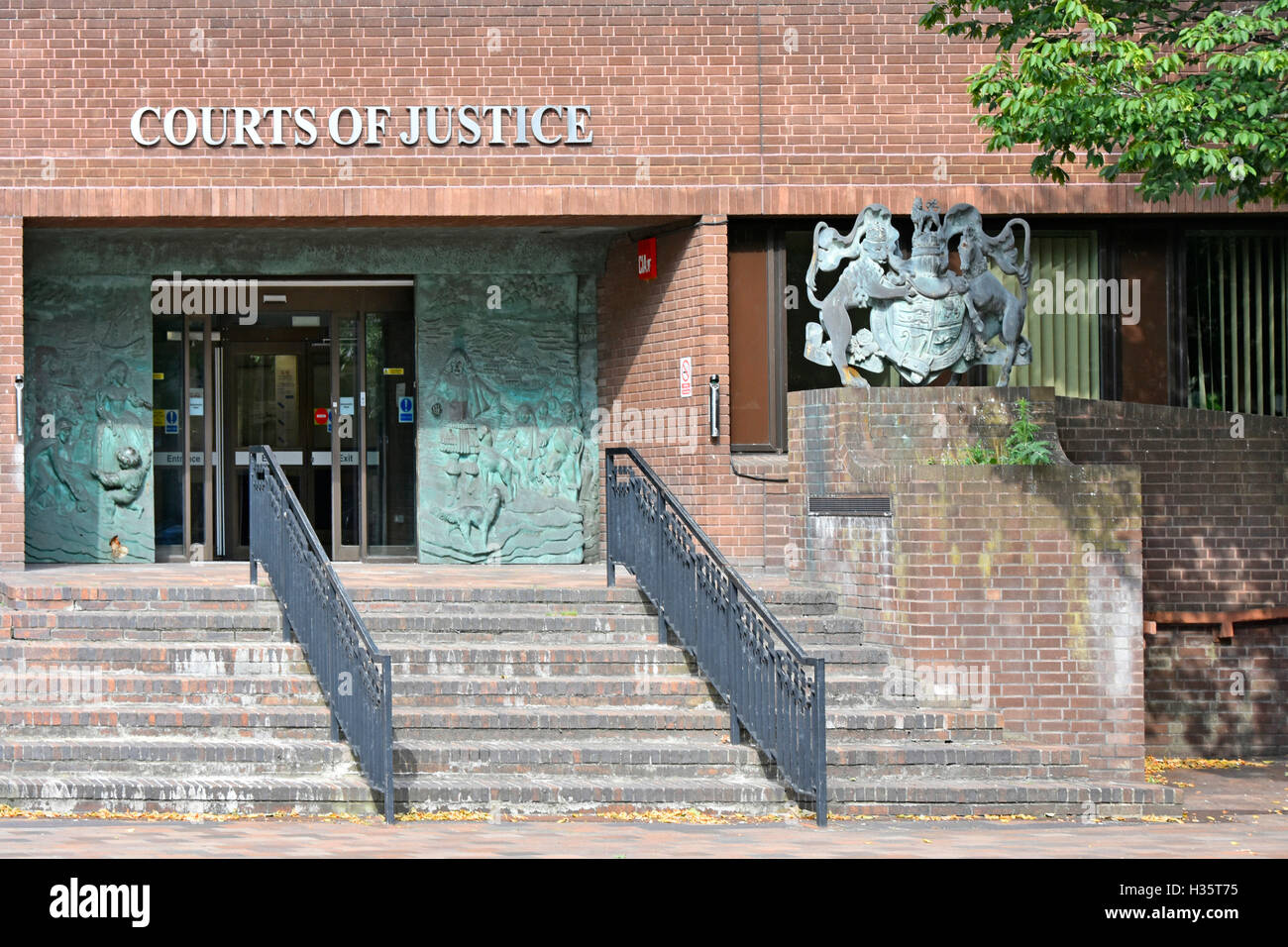 Si sale all'edificio del tribunale di Portsmouth, noto anche come Portsmouth Combined Court Centre, che include la legge della Corona e della Corte Suprema Hampshire Inghilterra, Regno Unito Foto Stock