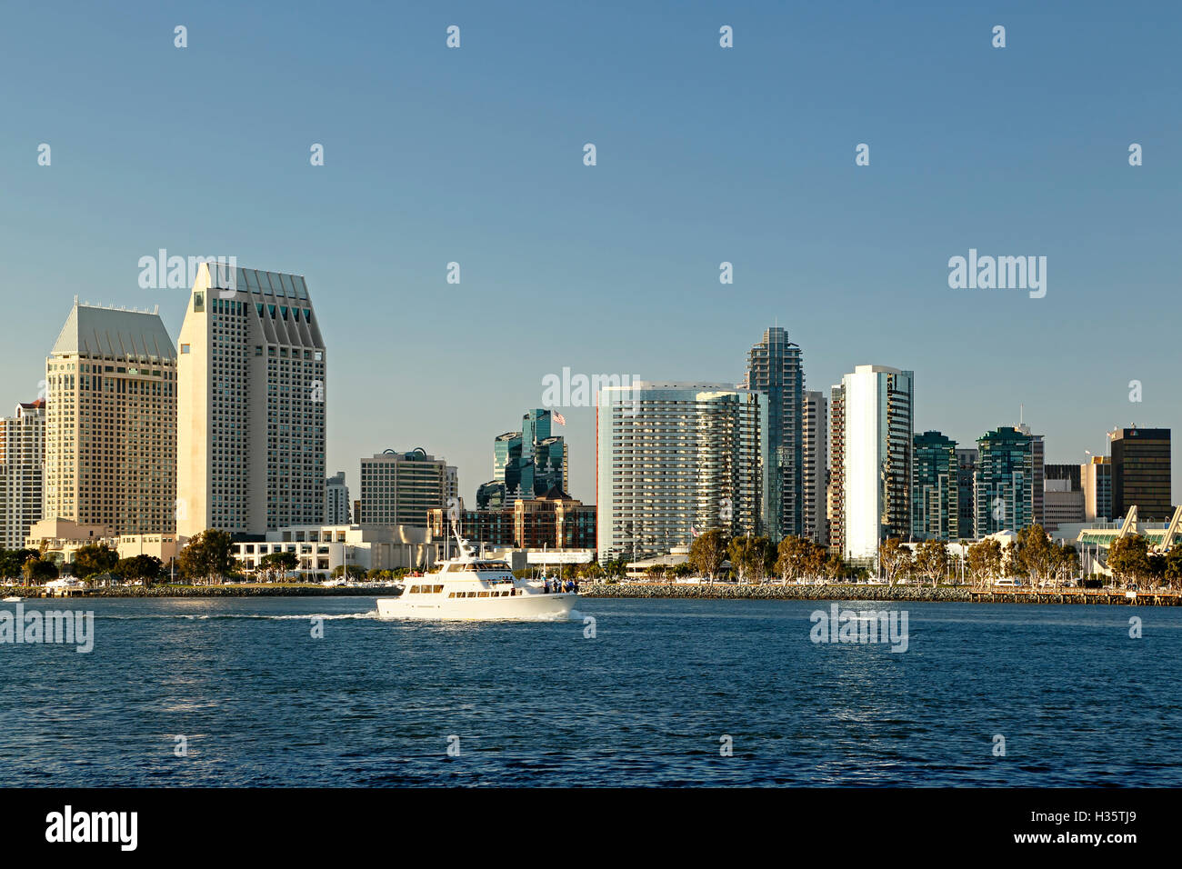 Skyline e battello sulla Baia di San Diego, San Diego, California USA Foto Stock