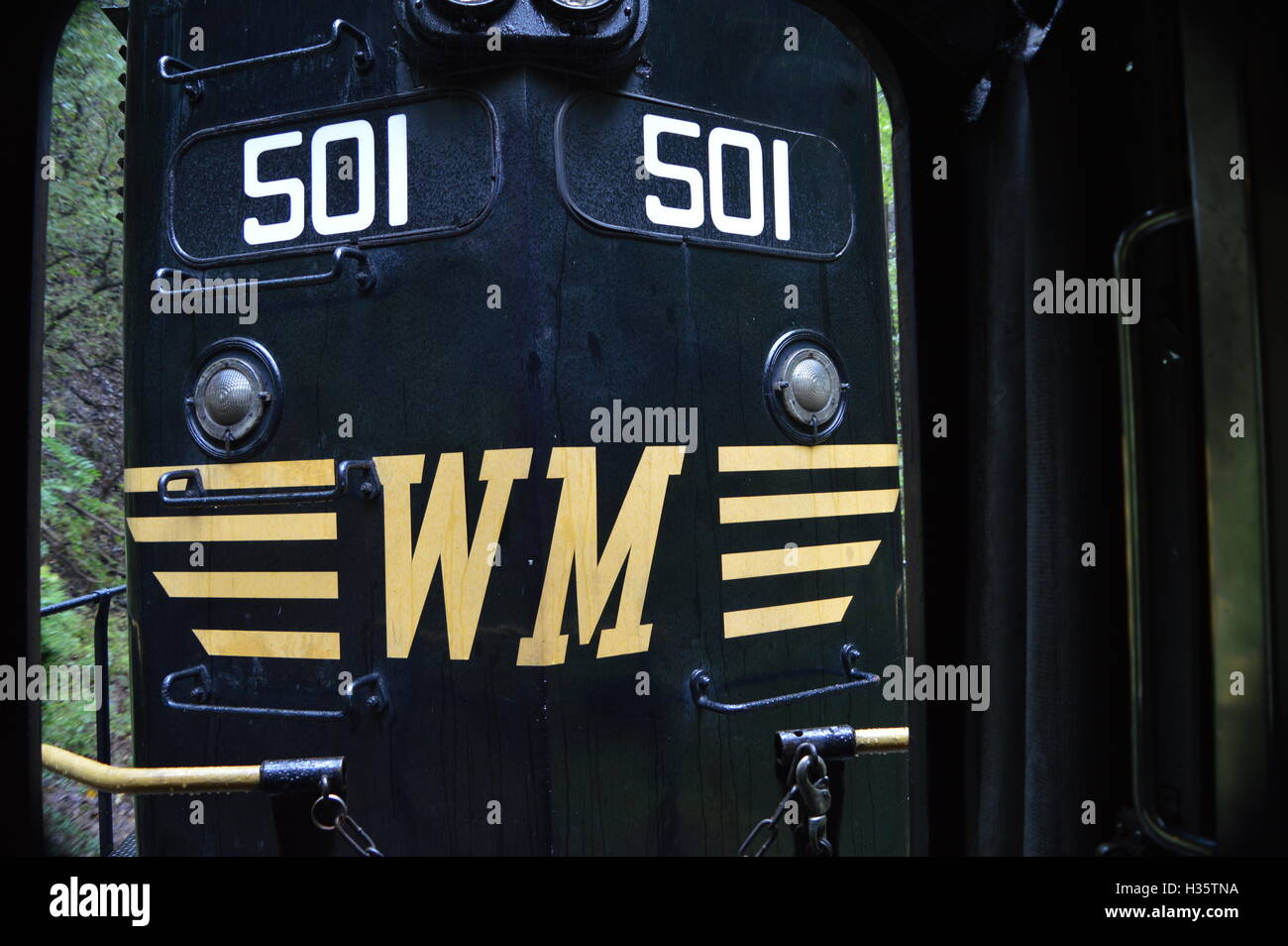 Western Maryland Scenic locomotore ferroviario n. 501 come vista dalla veranda della prima auto sul treno. Foto Stock