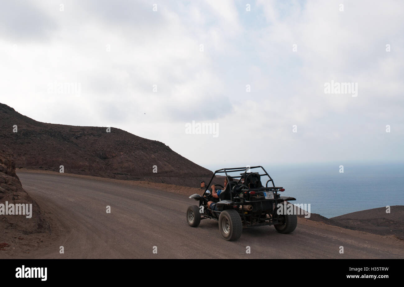 Fuerteventura Isole Canarie, Nord Africa, Spagna: un dune buggy sullo sporco e tortuosa strada sulla scogliera a Playa de Cofete spiaggia Foto Stock