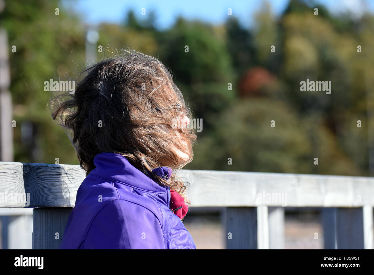Donna daydreaming. Il vento soffia i suoi capelli. Foto Stock