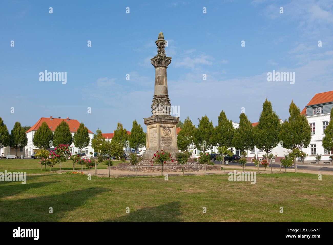 Markt square a Putbus, Ruegen, con il memoriale di guerra Foto Stock
