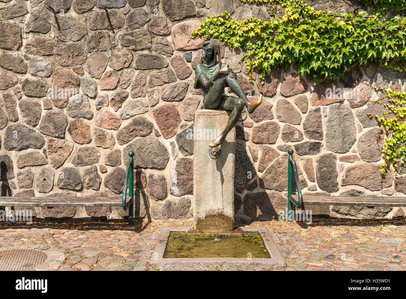 Fino a Eulenspiegel statua del Eulenspiegel fontana a Moelln, Schleswig-Holstein, Germania, Europa Foto Stock