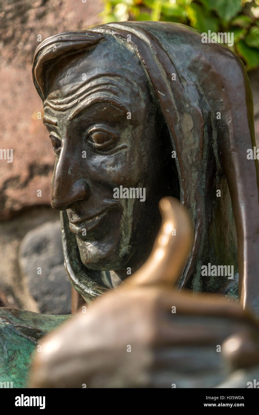 Pollice fino a Eulenspiegel statua del Eulenspiegel fontana a Moelln, Schleswig-Holstein, Germania, Europa Foto Stock