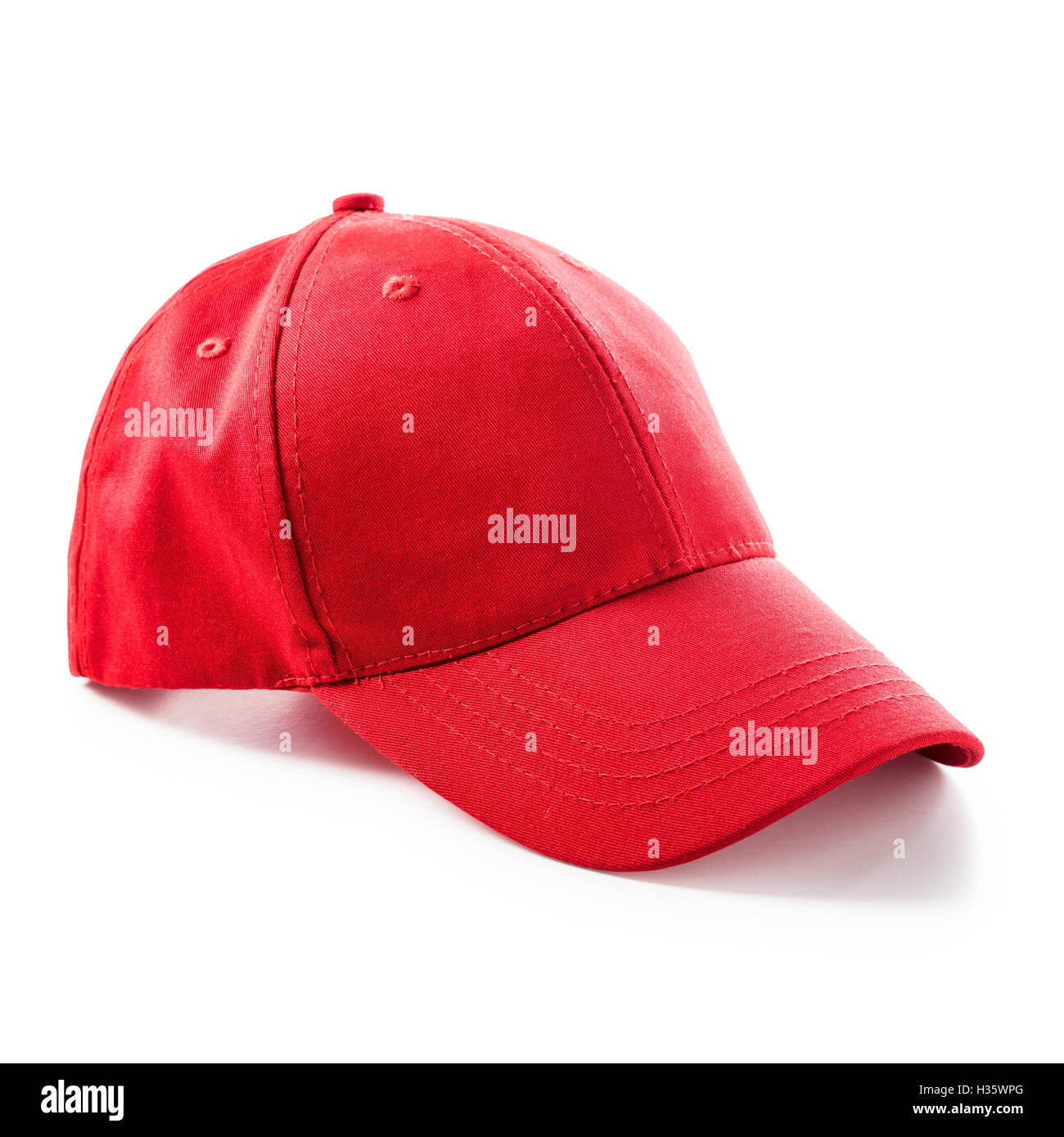 Red cappello da baseball isolati su sfondo bianco. Sport hat. Un singolo oggetto con il tracciato di ritaglio Foto Stock