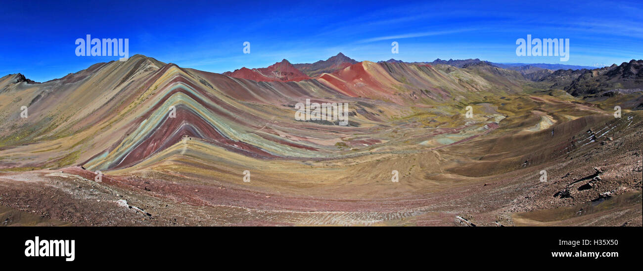 Il panorama complessivo del bellissimo arcobaleno colorato di montagna, nei pressi di Cusco nelle montagne peruviane. Si trova a circa 20km a sud di Foto Stock