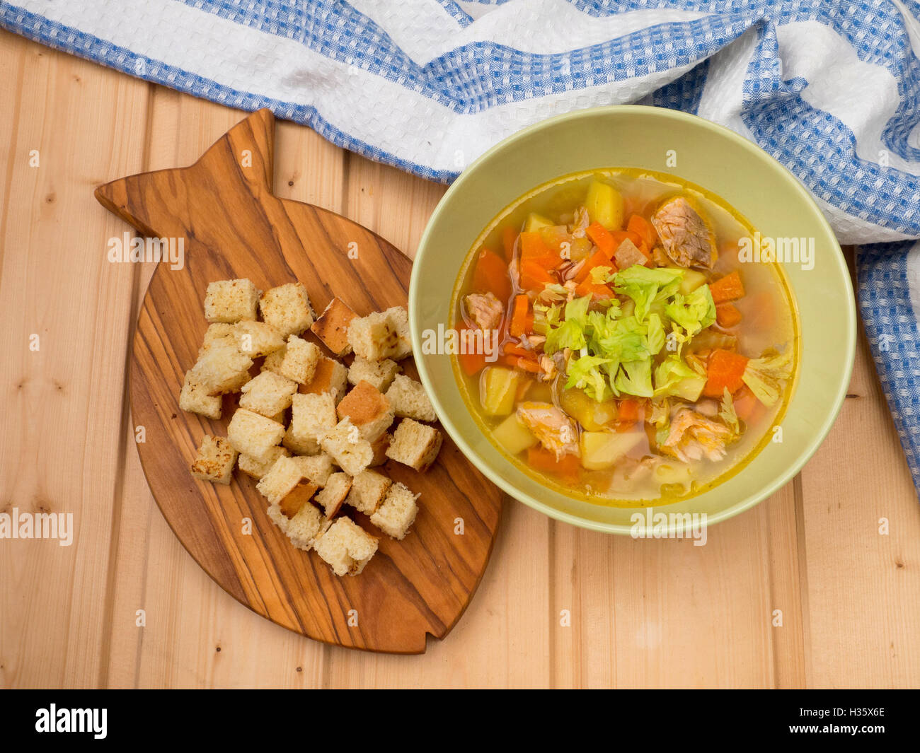 Zuppa di salmone con crostini di pesce tavola sagomata Foto Stock