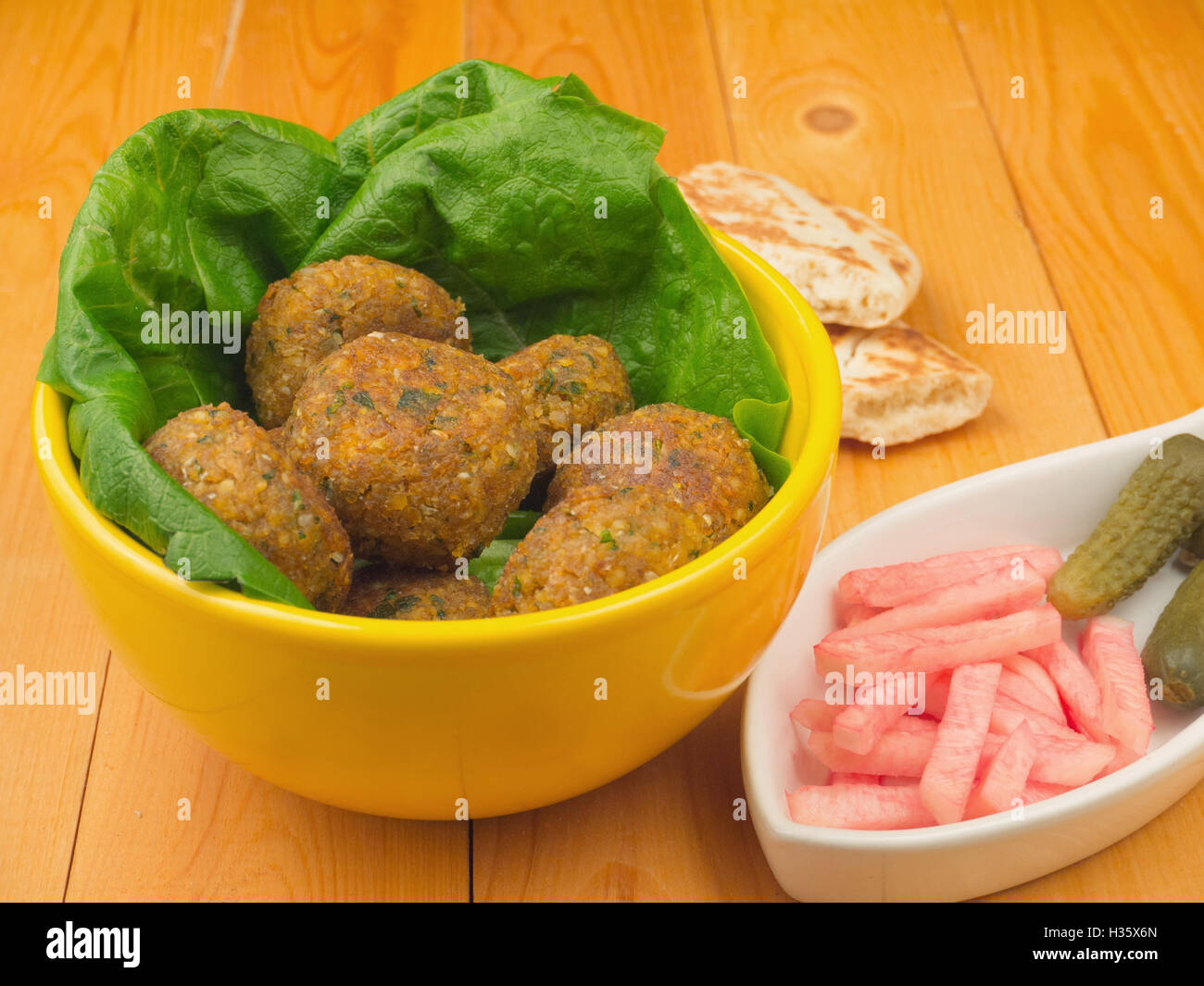 Falafel in vaschetta di colore giallo Foto Stock