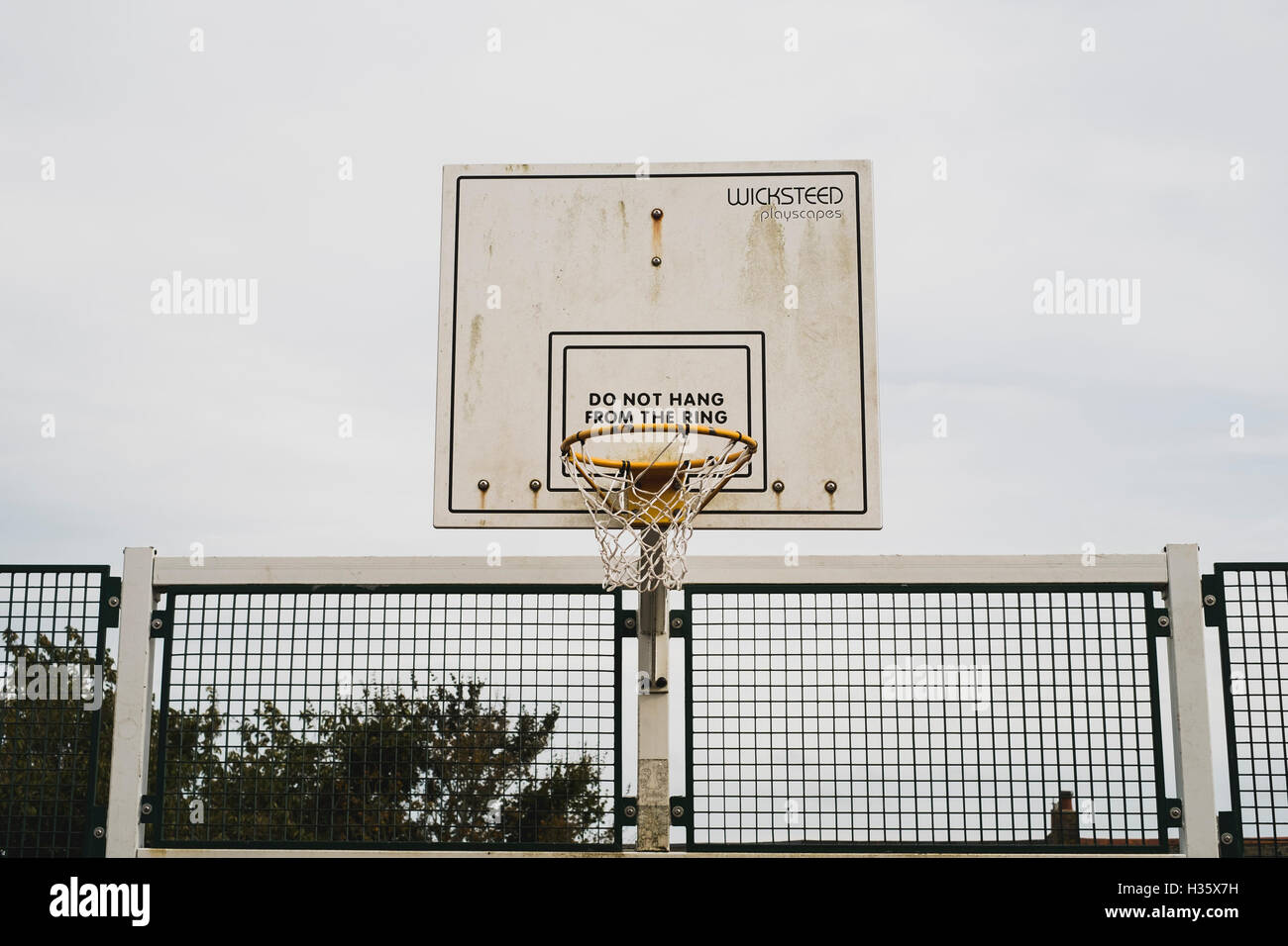 'Non appendere dal Ring' messaggio su un Basketball hoop tavola spinale a Bowling Green Park, Falmouth, Cornwall Foto Stock